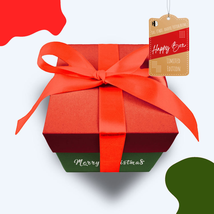 Happy Box Geschenkbox Merry Christmas Variante mit rotem Deckel, Satinschleife und gruenem Boden.