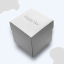 Weisse Happy Box Geschenkverpackung mit eleganter Praegung auf dem Deckel.
