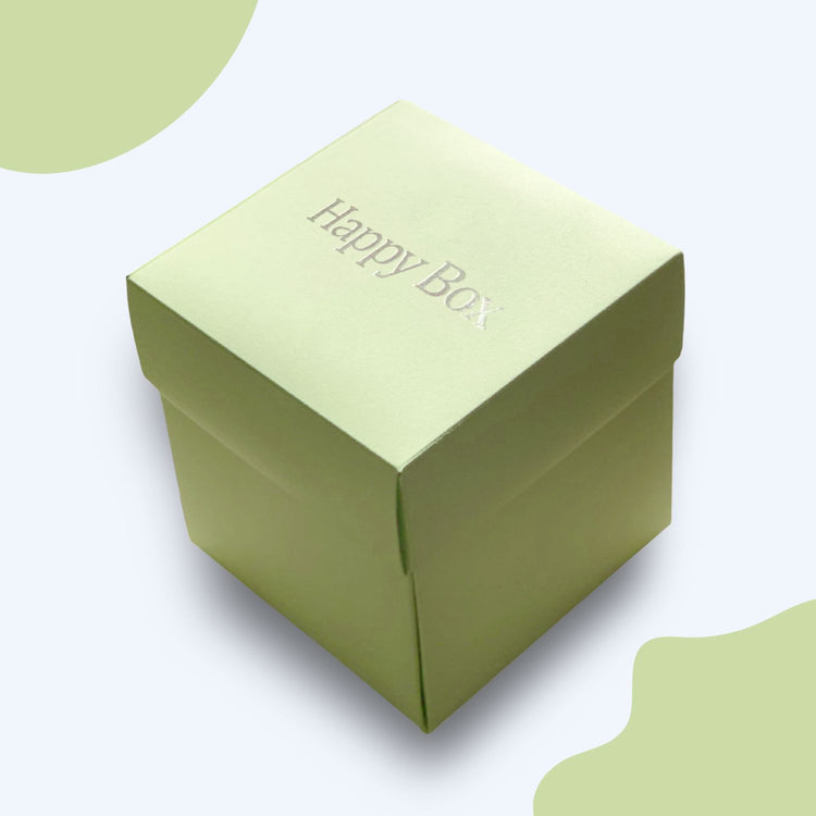 Hellgruene Happy Box Geschenkbox mit eleganter Praegung auf dem Deckel, ideal als personalisierte Geschenkverpackung.