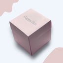 Rosa Geschenkbox mit silberner Happy-Box-Prägung auf dem Deckel, ideal als personalisierte Überraschungsbox.