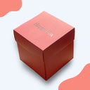 Korallfarbene Happy Box Geschenkbox mit silberner Praegung auf dem Deckel, ideal zum Befuellen.