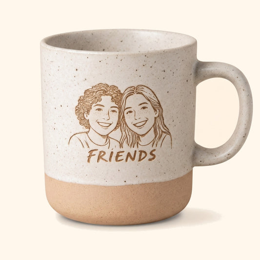 Keramik Tasse 360ml, Variante Weiß mit Gravur, Packshot vor cremefarbenem Hintergrund