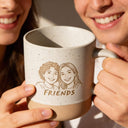 Personalisierte Keramiktasse mit Wunschfoto-Gravur zweier Freundinnen und Schriftzug Friends als individuelles Geschenk.