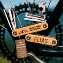 Fahrrad Multitool 9in1 aus Edelstahl mit personalisierter Lasergravur auf Holzgriff, Name und Bergmotiv sichtbar.