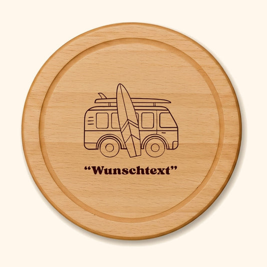holzbrett buche rund campingbus personalisiert vor cremefarbenem Hintergrund.