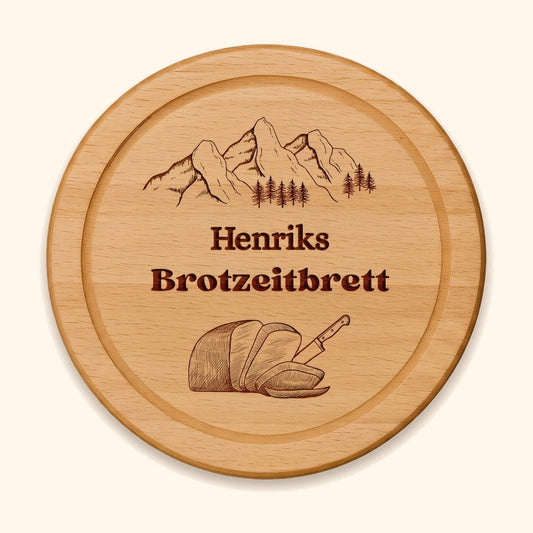 holzbrett personalisiert buche rund 25cm bergliebe vor cremefarbenem Hintergrund.