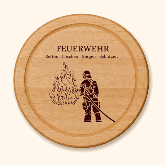 holzbrett personalisiert feuerwehr rund 25cm vor cremefarbenem Hintergrund.