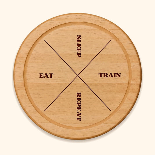 holzbrett personalisiert fitness buche rund 25cm vor cremefarbenem Hintergrund.