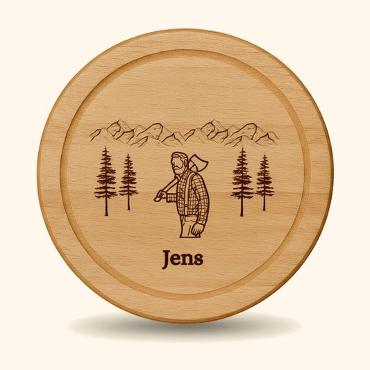 holzbrett personalisiert holzfaeller papa buche rund vor cremefarbenem Hintergrund.