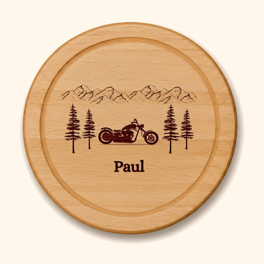 holzbrett personalisiert motorrad buche rund vor cremefarbenem Hintergrund.