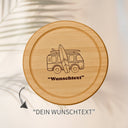 Rundes Holzbrett aus Buche mit graviertem Campingbus-Motiv und personalisierbarem Wunschtext, ideal als Geschenk.