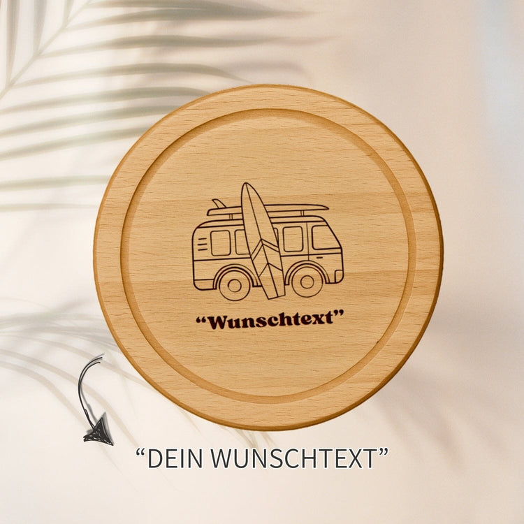 Rundes Holzbrett aus Buche mit graviertem Campingbus-Motiv und personalisierbarem Wunschtext, ideal als Geschenk.