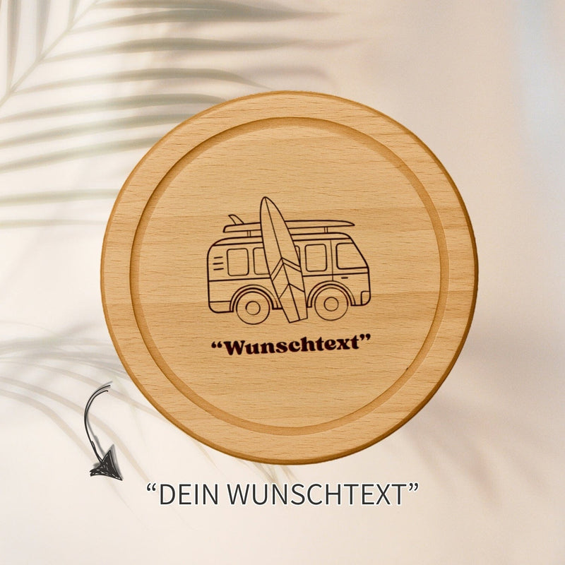 Rundes Holzbrett aus Buche mit graviertem Campingbus-Motiv und personalisierbarem Wunschtext, ideal als Geschenk.