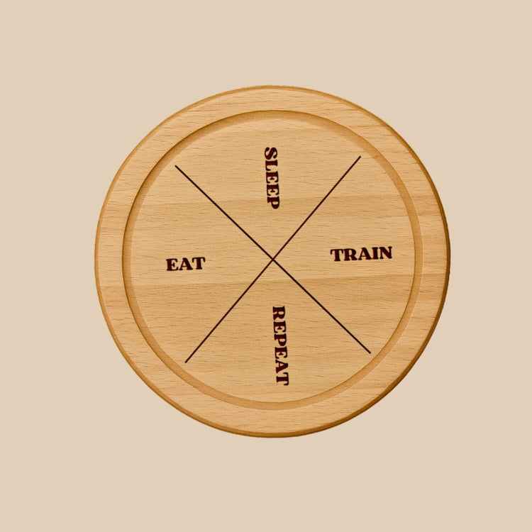 Rundes Holzbrett aus Buche mit Gravur Eat Sleep Train Repeat, ideales Fitness-Geschenk fuer Sportler.