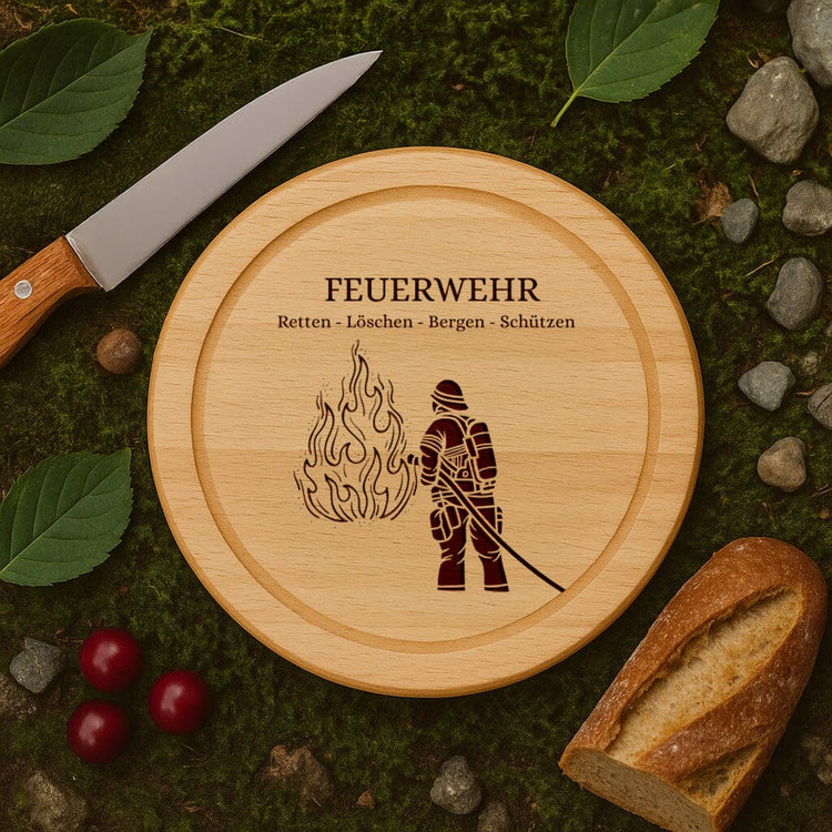 Rundes Schneidebrett aus Buche mit Feuerwehr-Gravur, Feuerwehrmann-Motiv und Schriftzug Retten Löschen Bergen Schützen.