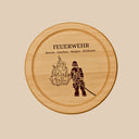 Rundes Holzbrett aus Buche mit Feuerwehr-Gravur, Feuerwehrmann mit Flammen und Schriftzug Retten Löschen Bergen Schützen.