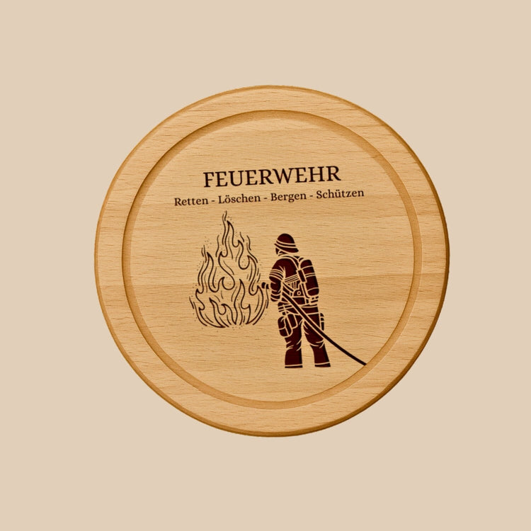 Rundes Holzbrett aus Buche mit Feuerwehr-Gravur, Feuerwehrmann mit Flammen und Schriftzug Retten Löschen Bergen Schützen.