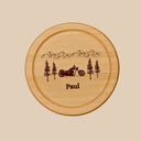 Rundes Holzbrett aus Buche mit personalisierter Gravur eines Motorrads, Berglandschaft und dem Namen Paul.