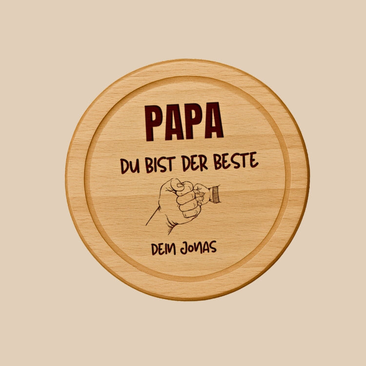 Rundes Holzbrett aus Buche mit personalisierter Gravur Papa du bist der Beste und Faust-Motiv als Vatertagsgeschenk.