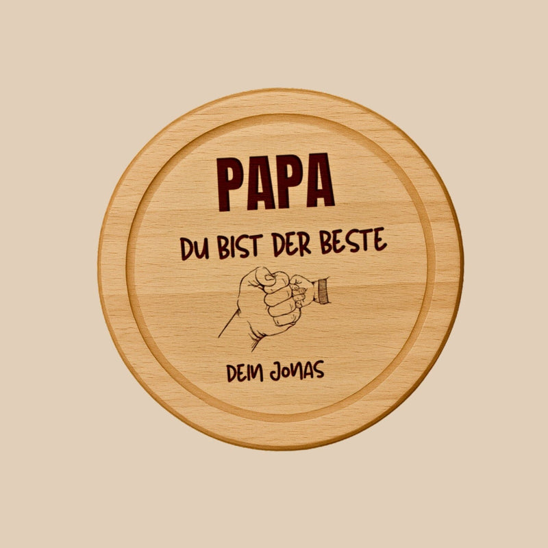 Rundes Holzbrett aus Buche mit personalisierter Gravur Papa du bist der Beste und Faust-Motiv als Vatertagsgeschenk.