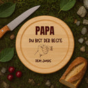Rundes Schneidebrett aus Buche mit personalisierter Gravur "Papa du bist der Beste" und Faust-Motiv als Vatertagsgeschenk.