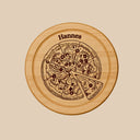 Rundes Pizzabrett aus Buchenholz mit graviertem Pizza-Motiv und personalisierter Namensgravur auf der Oberseite.