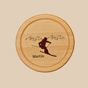 Rundes Holzbrett aus Buche mit personalisierter Gravur eines Skifahrers vor Bergpanorama und dem Namen Martin.