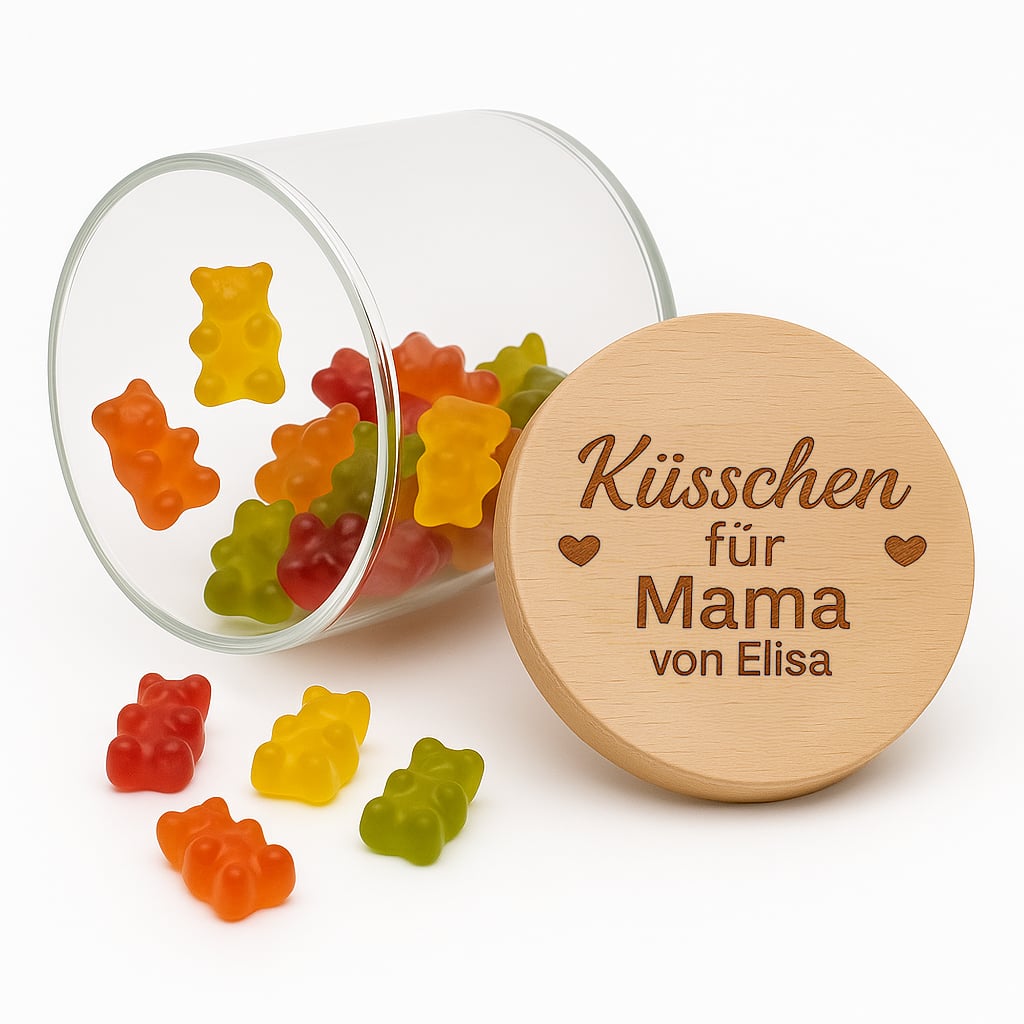 Personalisiertes Vorratsglas mit graviertem Holzdeckel und bunten Gummibaerchen als Dankeschoen-Geschenk.