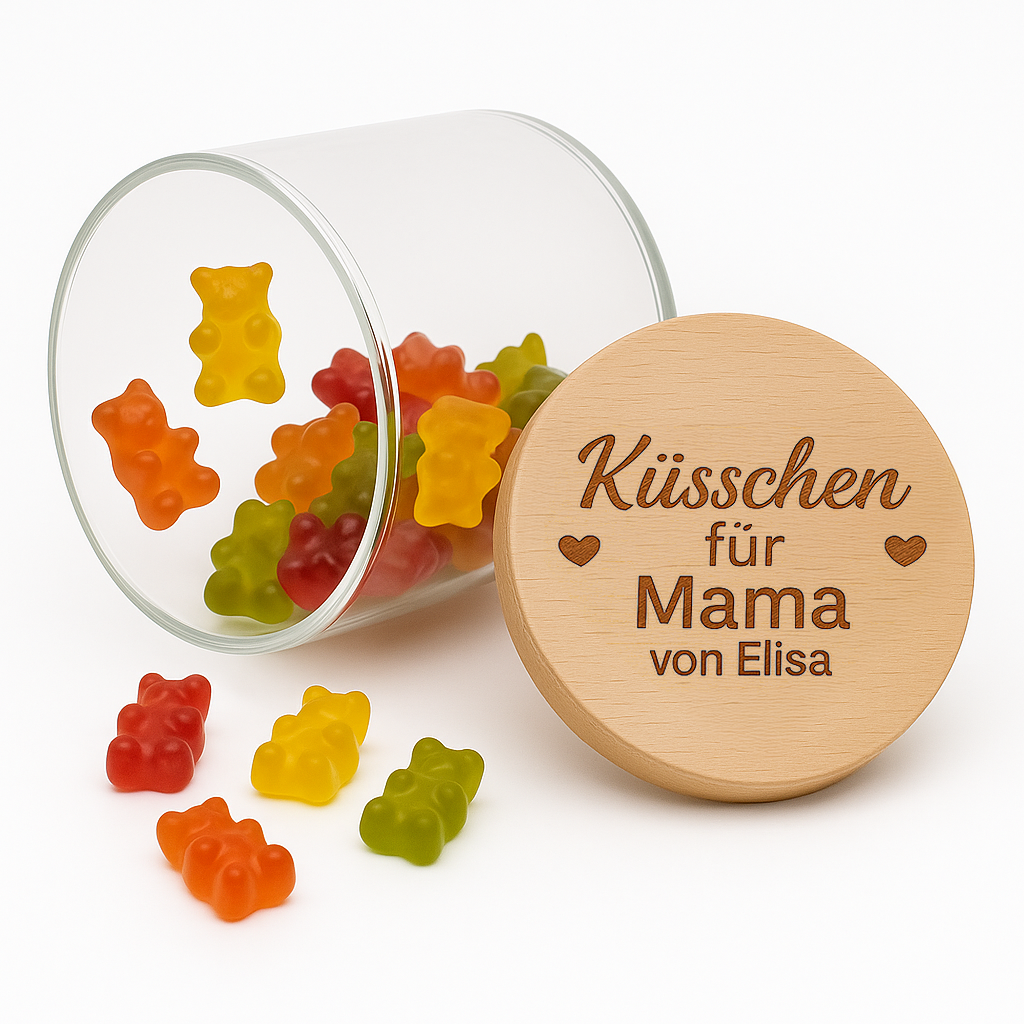 Personalisiertes Vorratsglas mit Gravur „Küsschen für Mama von Elisa" auf Holzdeckel, gefüllt mit Gummibärchen.
