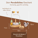 Motorikschleife aus Holz mit Waldtier-Maus und bunten Perlen, personalisiert durch Gravur mit Wunschtext.
