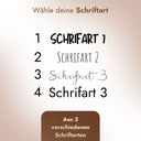 Schriftarten-Auswahl fuer personalisierte Gravur der Motorikschleife Waldtiere mit vier Optionen.