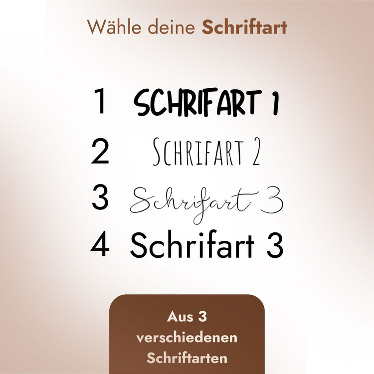 Schriftarten-Auswahl fuer personalisierte Gravur der Motorikschleife Waldtiere mit vier Optionen.