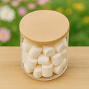 Personalisiertes Vorratsglas mit Holzdeckel gefuellt mit Marshmallows als Dankeschoen-Geschenk.