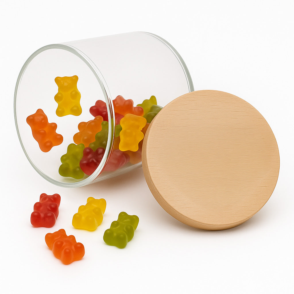 Personalisiertes Vorratsglas mit Holzdeckel gefuellt mit bunten Gummibaerchen als Dankeschoen-Geschenk.