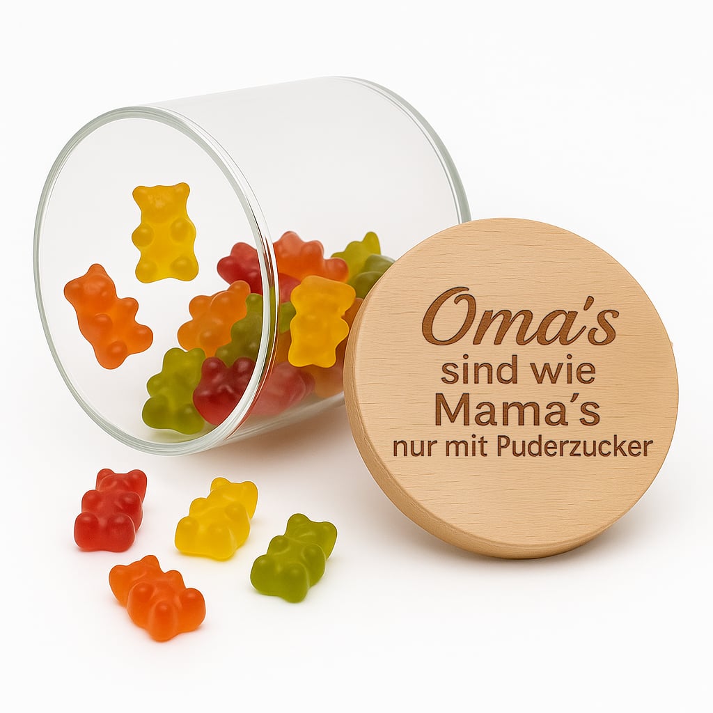 Vorratsglas mit graviertem Holzdeckel und bunten Gummibaerchen, Gravur Omas sind wie Mamas nur mit Puderzucker.