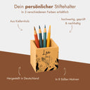 Personalisierter Stiftehalter aus Kiefernholz mit Tiermotiv-Gravur und Name, hergestellt in Deutschland.