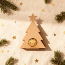 Weihnachtsbaum-Schokoladenhalter aus Kraftkarton mit goldenem Pralinenausschnitt und Stern-Dekoration.