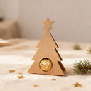 Weihnachtsbaum-Schokoladenhalter aus Kraftpapier mit Stern und goldener Praline als personalisiertes Geschenk.