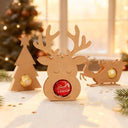 Rentier-Schokoladenhalter aus Holz mit Lindt Lindor Kugel in weihnachtlicher Dekoration mit Tannenbaum und Schlitten.