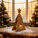 Weihnachtsbaum-Schokoladenhalter aus braunem Karton mit Stern-Spitze und runder Oeffnung fuer Schokokugel auf Holztisch.