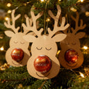 Rentier-Schokoladenhalter aus Kraftpapier mit Lindt Lindor Kugel als Nase am Weihnachtsbaum haengend.