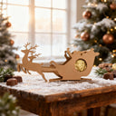 Rentier-Schokoladenhalter aus Holz mit Schlitten fuer Ferrero Rocher auf weihnachtlich dekoriertem Tisch.