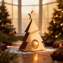 Weihnachtsbaumfoermiger Schokoladenhalter aus Holz mit Stern und runder Oeffnung fuer Ferrero Rocher in festlicher Dekoration.