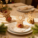 Rentier Schokoladenhalter aus Holz mit Lindor-Kugel auf weihnachtlich gedecktem Tisch als Tischkarte.