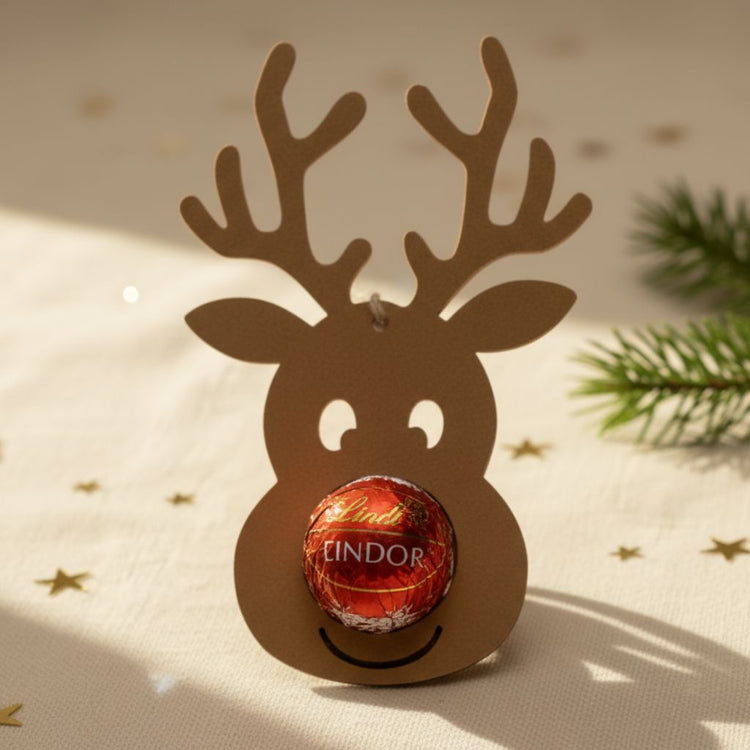 Brauner Rentier-Schokoladenhalter aus Holz mit Lindor-Kugel als Nase, weihnachtliches Geschenk mit Geweih-Silhouette.
