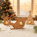 Weihnachtliches Holz-Set mit Rentier, Schlitten und Tannenbaum als Schokoladenhalter vor festlicher Kulisse.