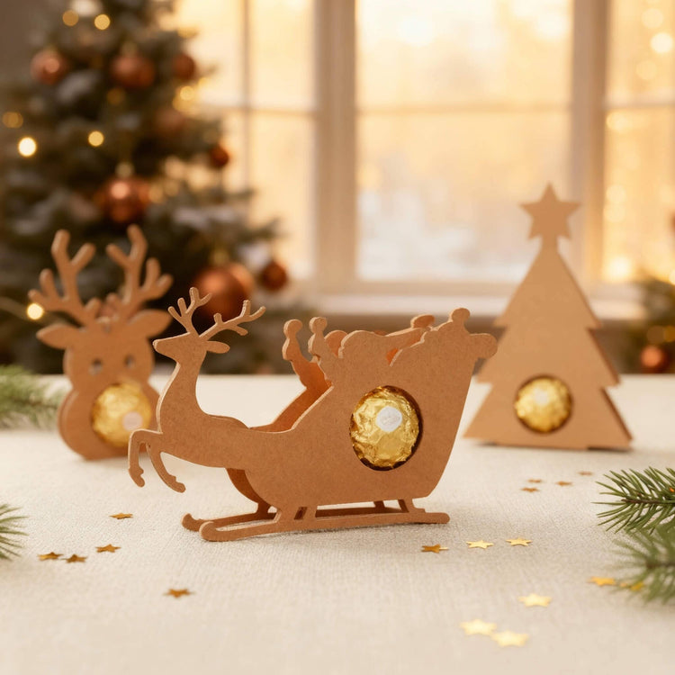 Weihnachtliches Holz-Set mit Rentier, Schlitten und Tannenbaum als Schokoladenhalter vor festlicher Kulisse.