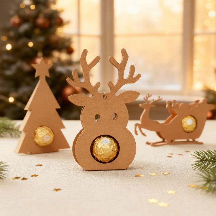 Rentier-Schokoladenhalter aus Holz mit weihnachtlichem Tannenbaum und Schlitten als Tischdeko.