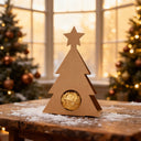 Weihnachtsbaum-Schokoladenhalter aus Kraftkarton mit Stern und goldener Praline vor festlicher Kulisse.