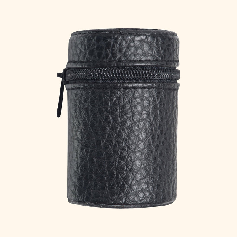 Geschlossenes schwarzes Etui in Lederoptik mit Reißverschluss für vier Schnapsbecher.